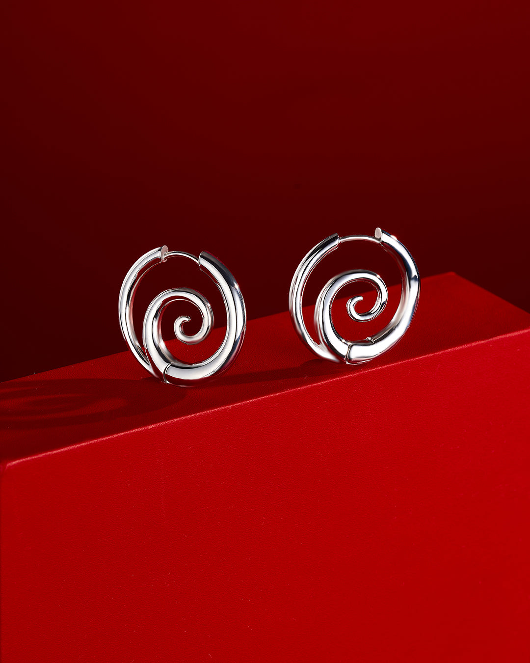 2PCS Faux Stretched Spiral Clicker Earrings