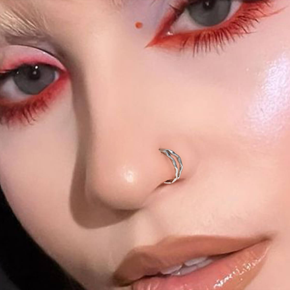 Waved nose piercing